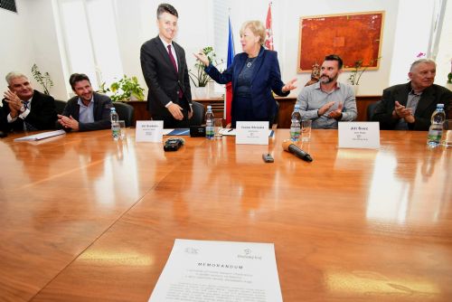 Foto: Jihočeský kraj podepsal se SŽDC memorandum.
