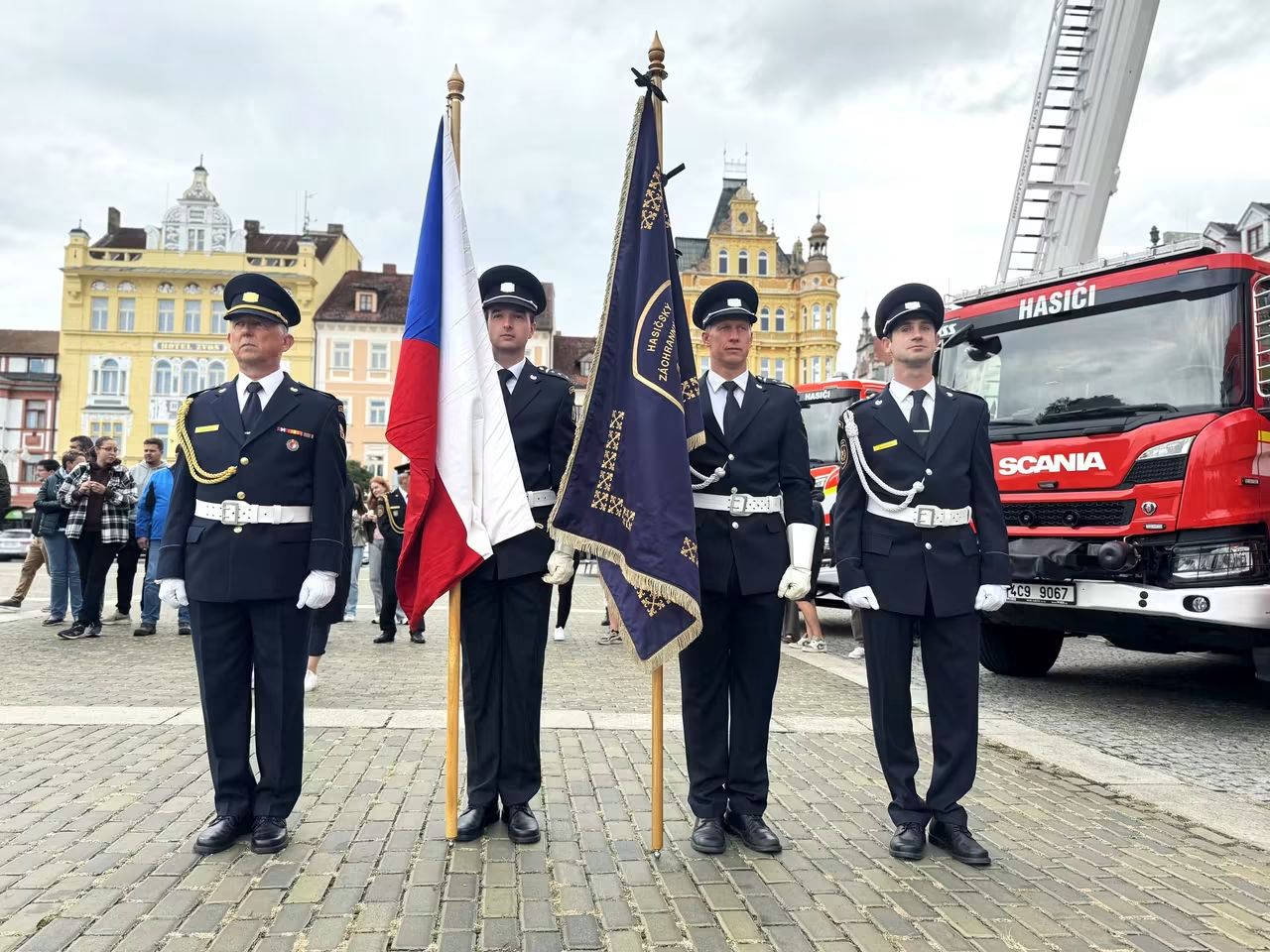 Budějovické náměstí zaplnili hasiči. Slavili 160 let profesionálního sboru