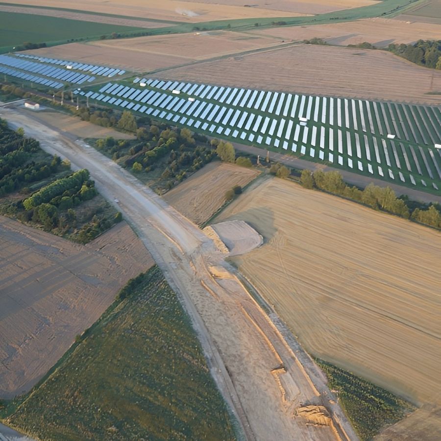 obrázek: V Dyníně zahájila provoz fotovoltaická elektrárna Stella. Patří mezi největší solární zdroje v Česku
