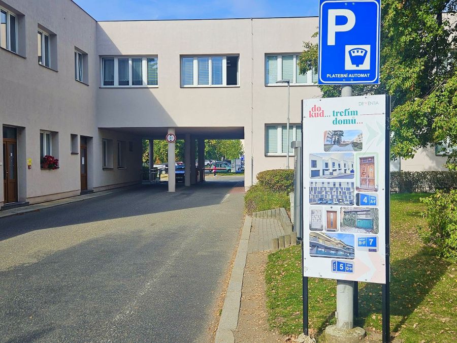 Písecká nemocnice se zapojila do kampaně Dokud… Panel upozorňuje na život s demencí