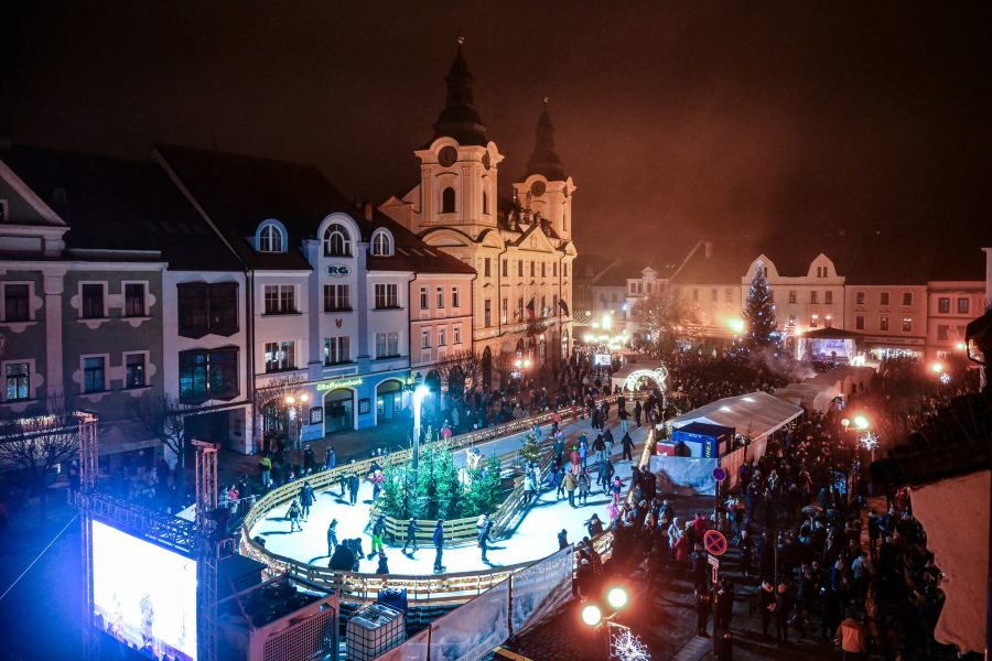 Písek zveřejnil adventní program. Kluziště zdarma doplní světelný tunel i vánoční vláček