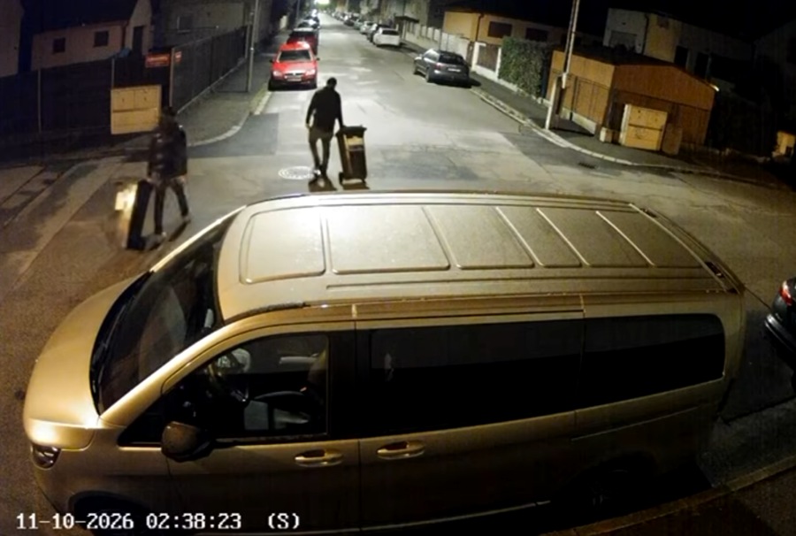 Policie pátrá po dvojici zachycené kamerou v Nemanicích. Prověřuje krádež popelnic i poškození auta