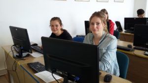 obrázek: Studentky 1. ročníku na soutěži v J. Hradci