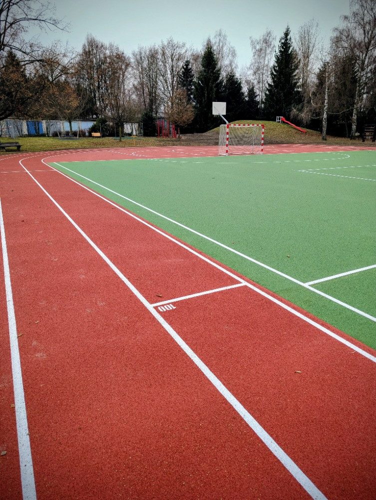 Grünwaldova má nový běžecký ovál a bezbariérové hřiště