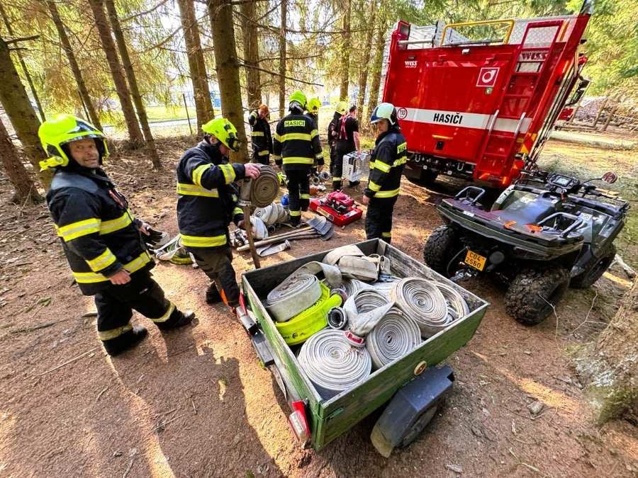 Hasiči řešili několik požárů v přírodě: sucho zvyšuje riziko