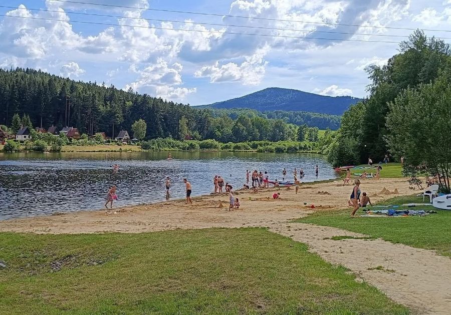 Ktišský rybník nabízí klidné koupání v přírodě. Návštěvníky láká čistá voda i písčitá pláž