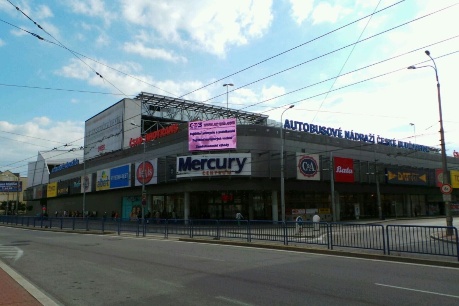 Policista mimo službu zneškodnil muže s nožem v Mercuru