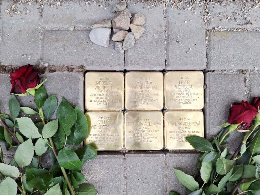 Suchdol nad Lužnicí: šest Kamenů zmizelých připomíná rodiny Weinberg a Adler