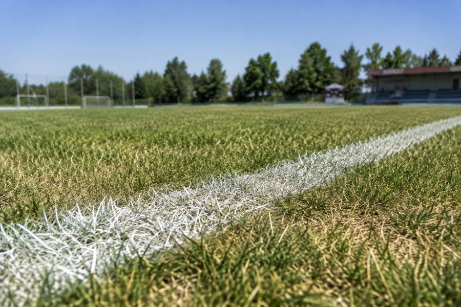 Sucho komplikuje údržbu sportovišť v jižních Čechách. Kluby šetří vodou a zalévají hlavně v noci