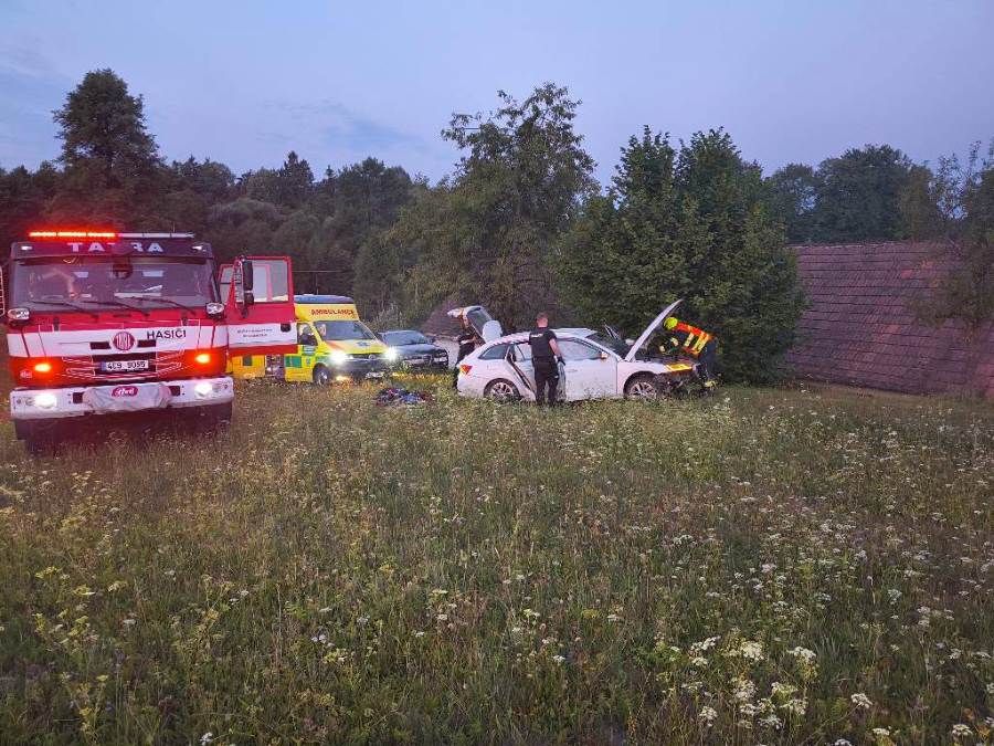Systém eCall přivolal pomoc k nehodě u Rankova. Řidiče vyprostili hasiči