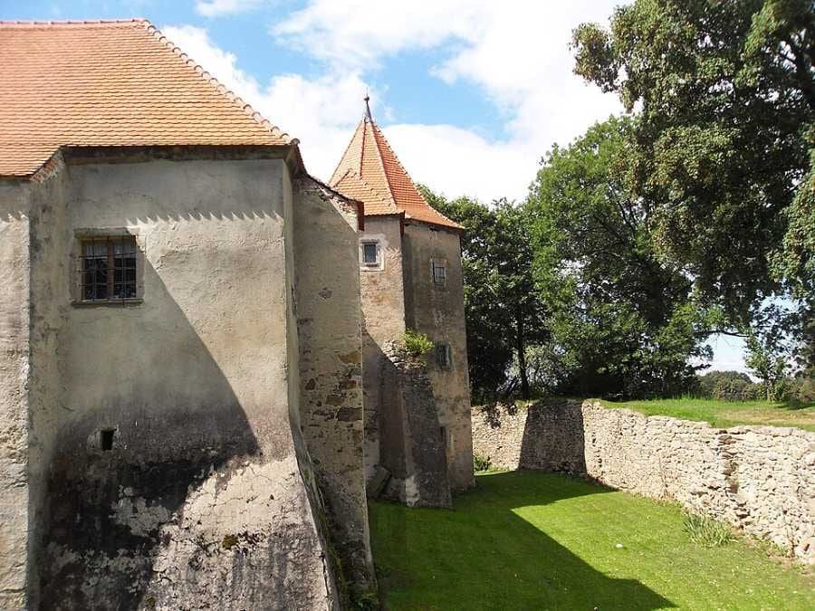 Tvrz Cuknštejn u Nových Hradů: historie, proměny a současný stav