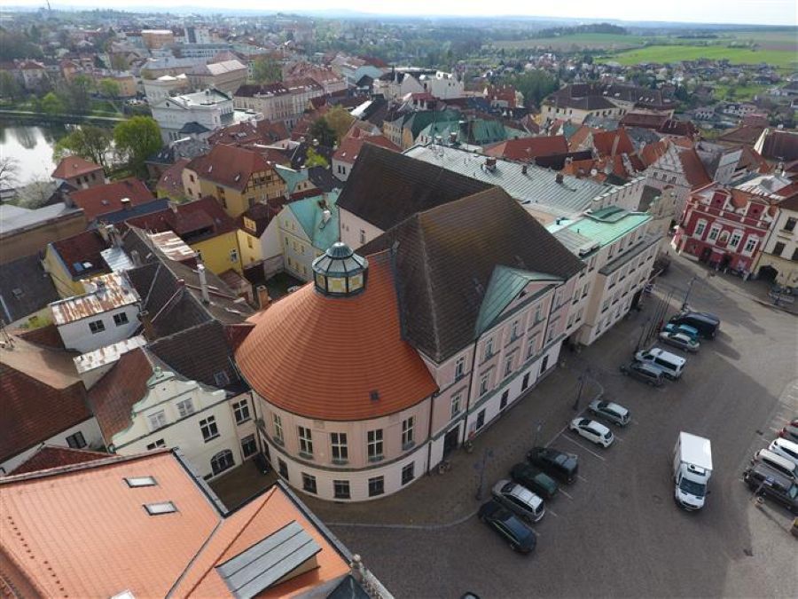 obrázek: Bývalá pošta na Žižkově náměstí čeká rekonstrukce. Vznikne zde nový zasedací sál zastupitelstva