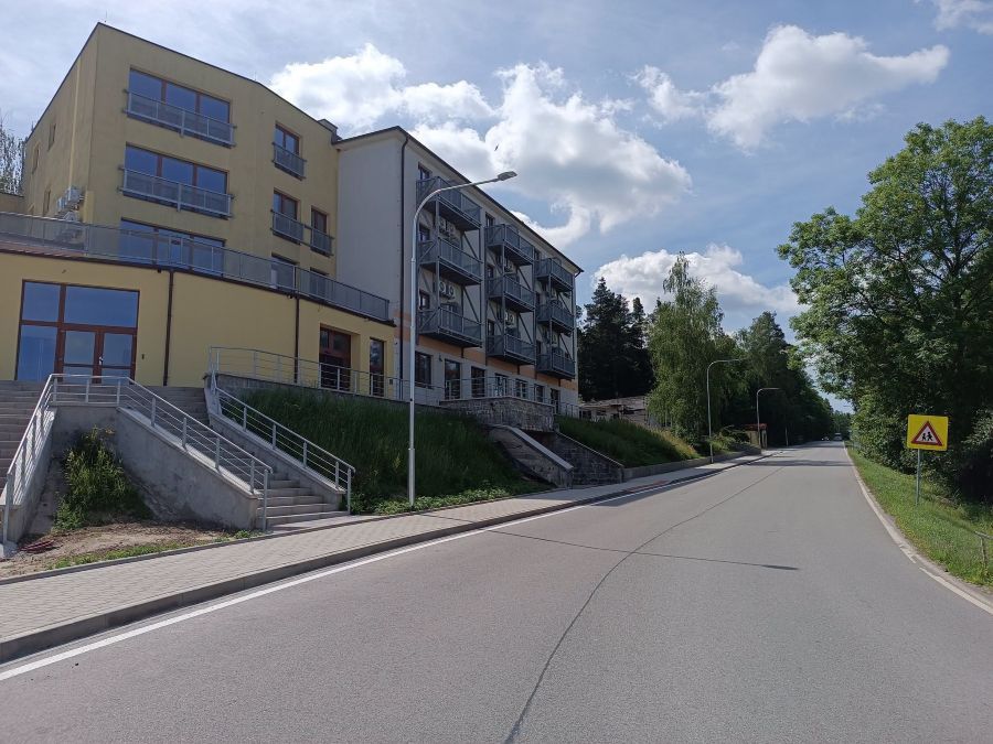 Koloděje nad Lužnicí mají nový chodník podél silnice II/105. Bezpečnější trasa pro pěší i školáky