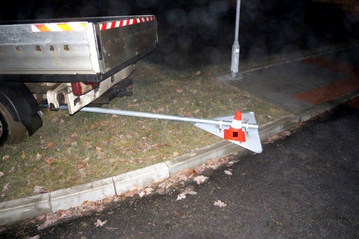 Opilec naboural ve Vacově, sundal SPZ a utekl