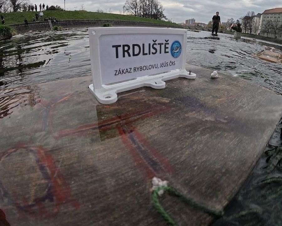 Pod píseckým jezem vznikla plovoucí trdliště pro podporu ryb