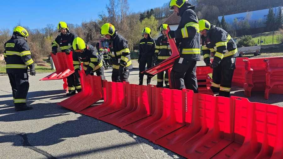 Český Krumlov testuje mobilní plastové zábrany proti povodním