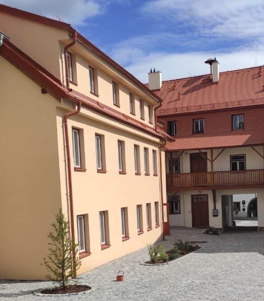 Husinec otevřel nový bezbariérový dům pro seniory na Prachaticku