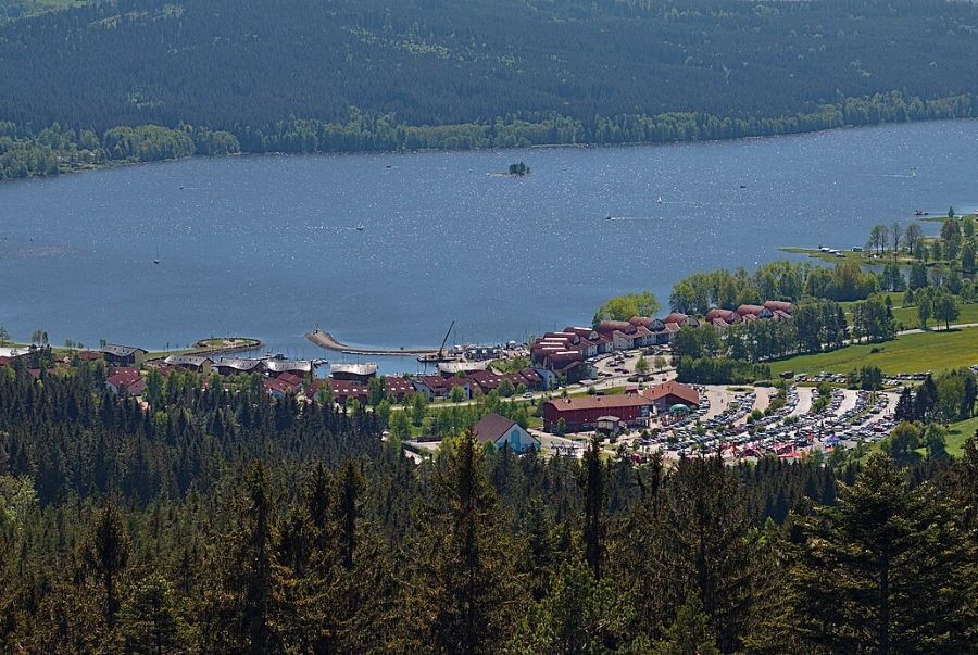 Lipno řeší obavy o kvalitu vody. Rezervace klesají, hygienici vodu hodnotí jako vhodnou