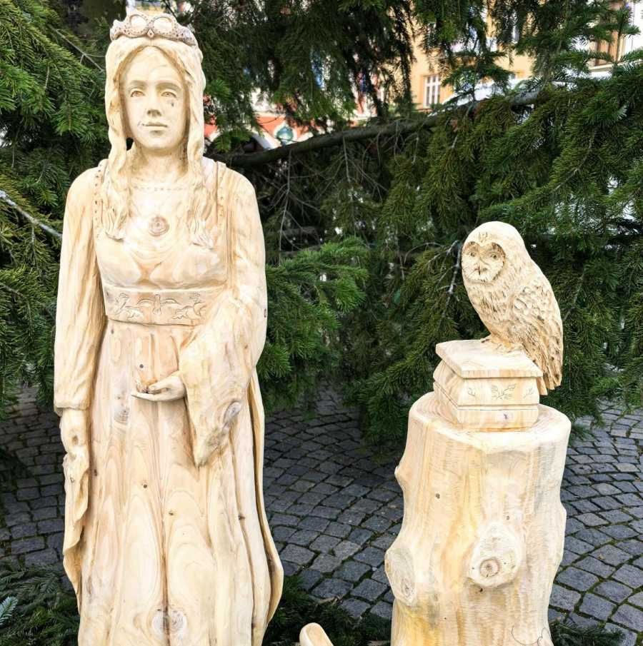 Popelka z vánočního stromu září na adventních trzích v Českých Budějovicích