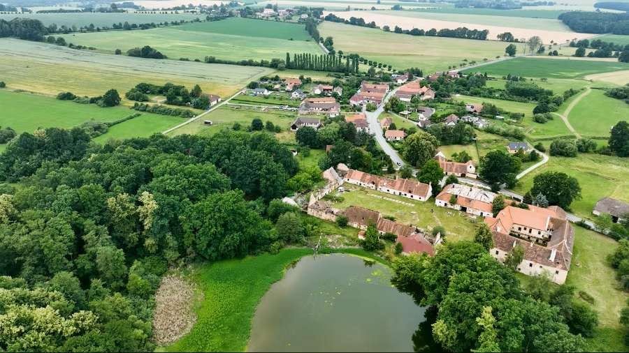 Zámek v Bzí čeká rozsáhlá obnova. Areál má fungovat jako resort pro akce i ubytování