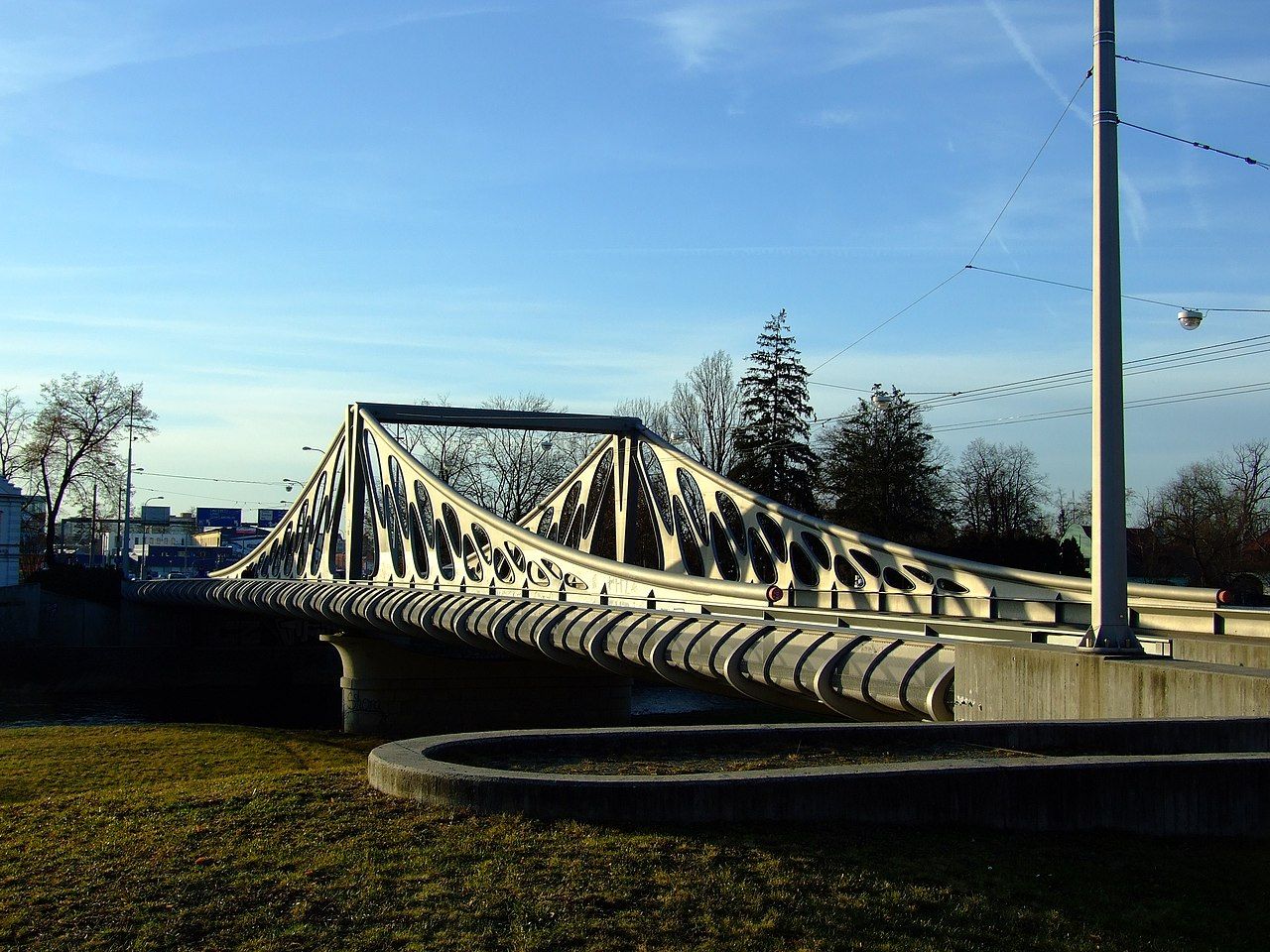 Generální oprava čeká dřevěný chodník Dlouhého mostu