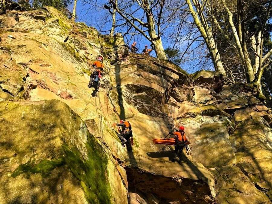Hasiči z Jindřichohradecka trénovali zásahy ve výškách, hloubkách i stísněných prostorech