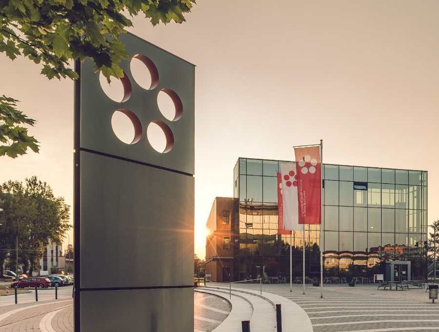 Parkování u kampusu Jihočeské univerzity: 200 přestupků, univerzita chystá 95 nových míst