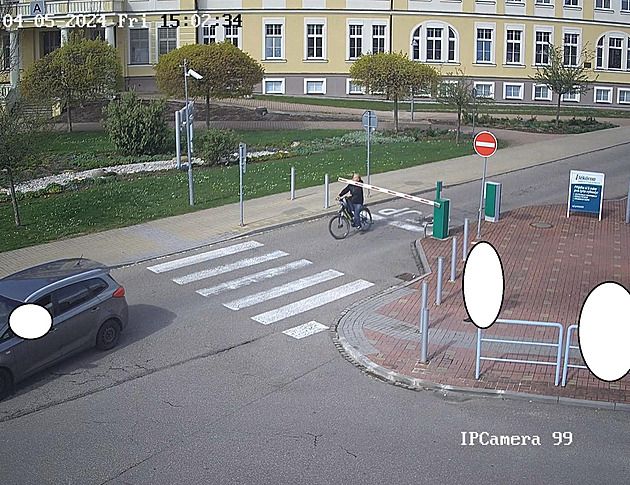 Senior na kole vyvrátil závoru a ujel