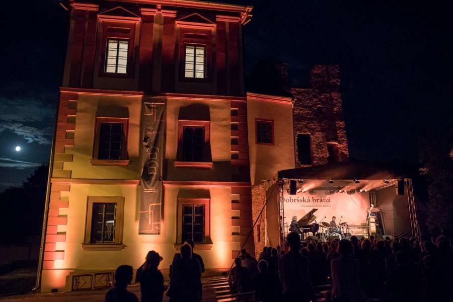 Dobršská brána: Kontrabasové hvězdy na mezinárodním festivalu