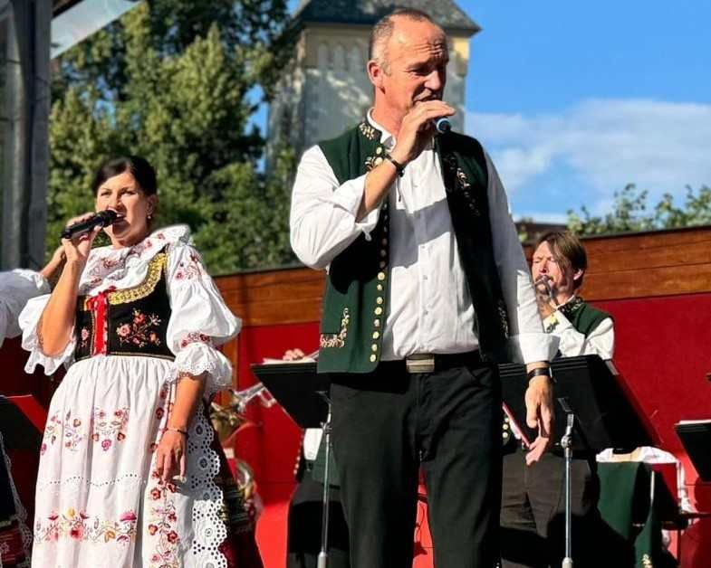 „Lomnice nad Lužnicí ožívá dechovou hudbou: pestrý program a kulinářské zážitky“