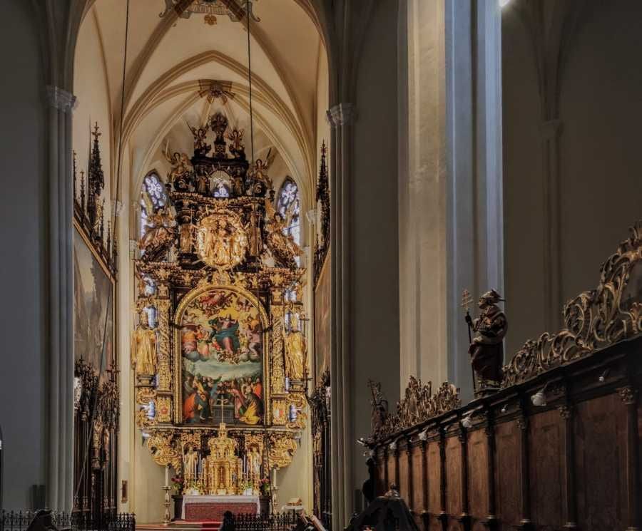 Vyšší Brod: tři oltářní obrazy se střídají podle roku, výměna kvůli váze až 200 kg je náročnější