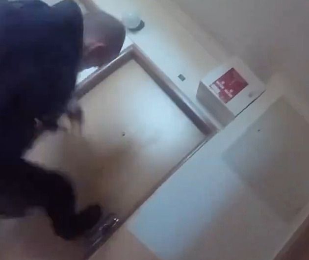 Žena držela na balkoně sebevraha za pásek