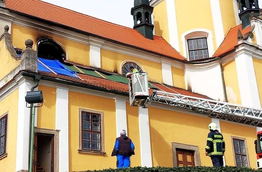 Chlumský kostel po požáru: rekonstrukce potrvá minimálně tři roky