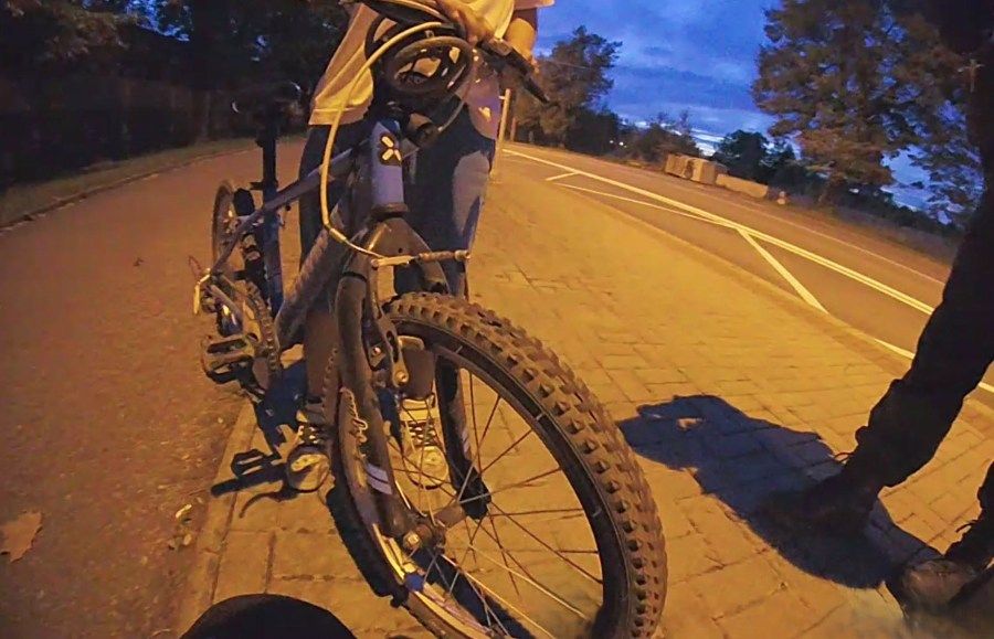 Devítiletý cyklista se v Českých Budějovicích ztratil rodičům. Strážníci ho našli na zastávce