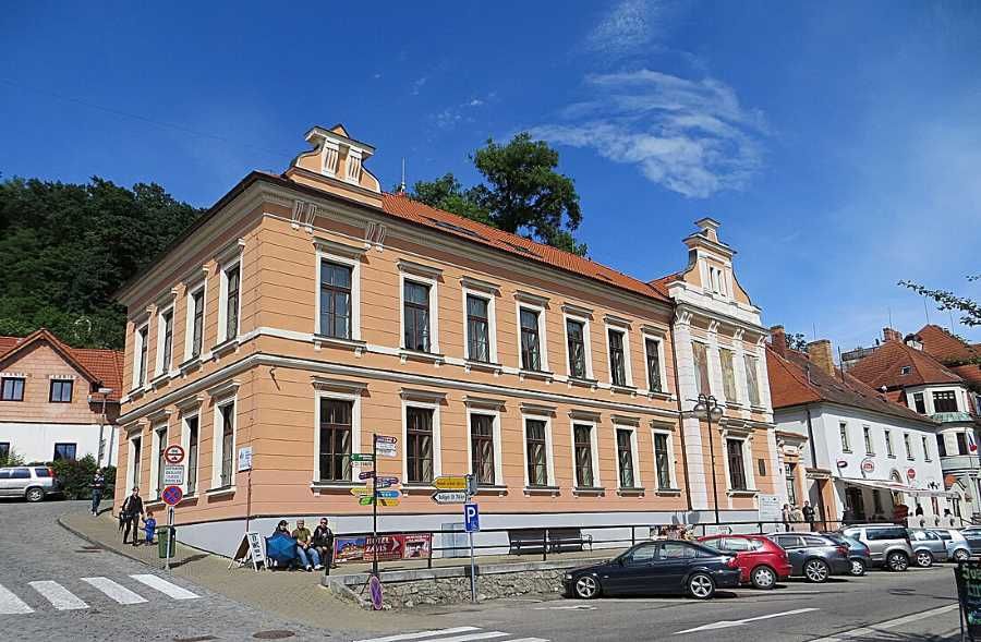 Hluboká nad Vltavou staví stadion za 325 milionů pro 5 000 diváků