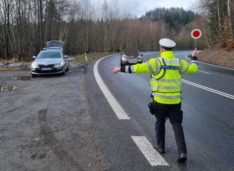Jihočeští policisté o prázdninovém víkendu prověřili přes dva tisíce aut. Rychlost překročilo 87 řidičů