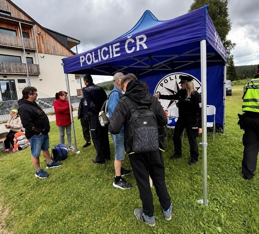Policisté na Šumavě upozorňovali turisty na rozdílná pravidla v Česku a Bavorsku