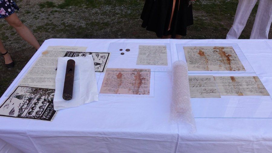 V makovici Hodinové věže ve Vimperku našli kapsli z roku 1858. Nová čeká na budoucí generace