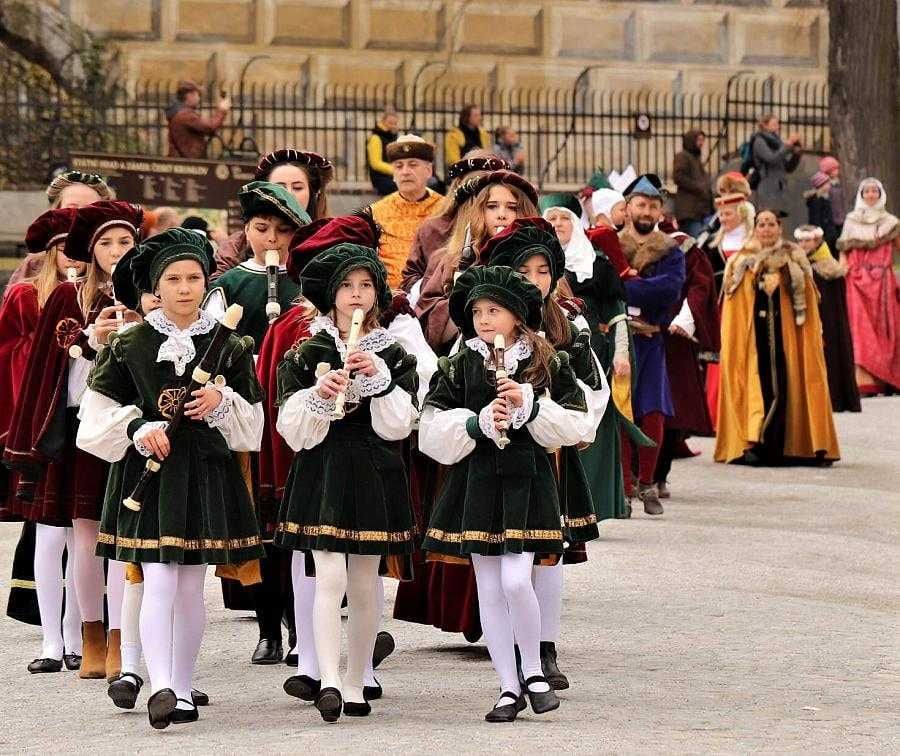 Vodáci odemykají Vltavu, odpoledne město oživí historický průvod