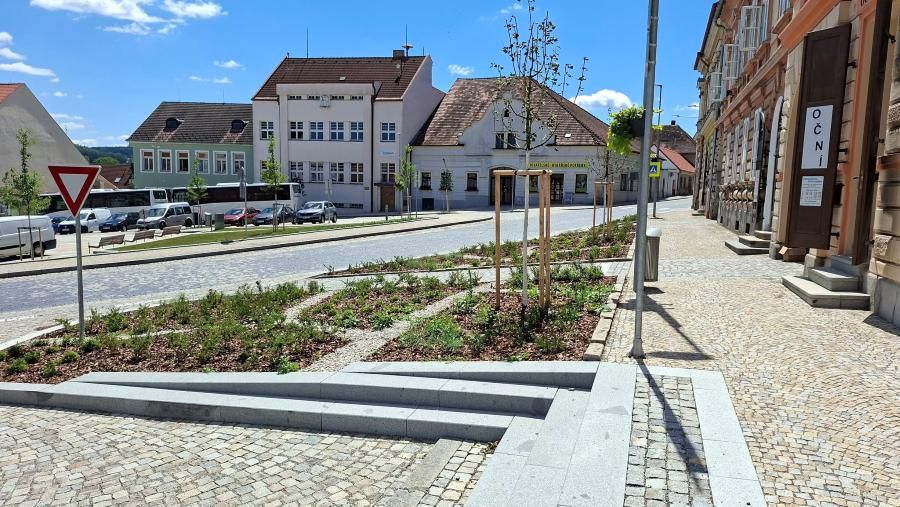Volyně dokončila obnovu náměstí Svobody. Centrum získalo novou dlažbu, zeleň i upravený prostor pro lidi
