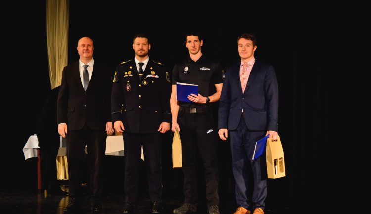 Skočili do ledové Otavy a záchranili život