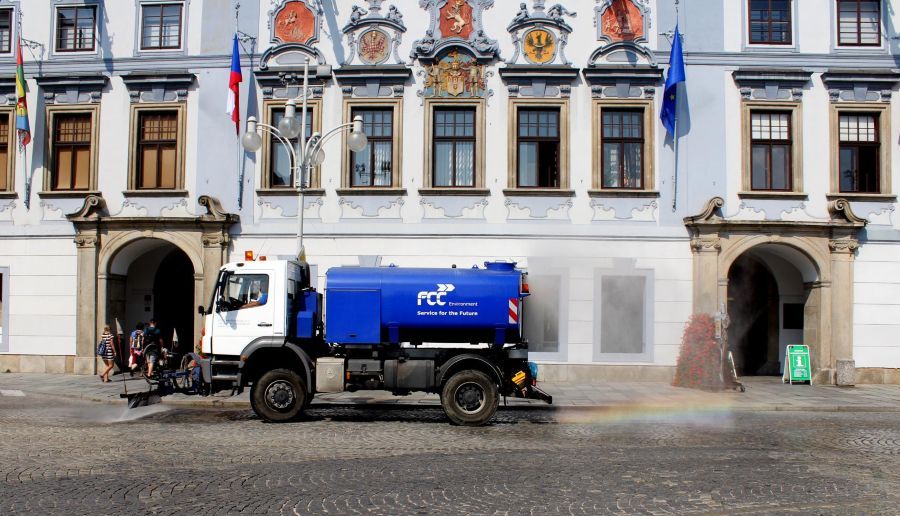 obrázek: České Budějovice v horku kropí ulice. Vozy spotřebují až 100 tisíc litrů vody denně