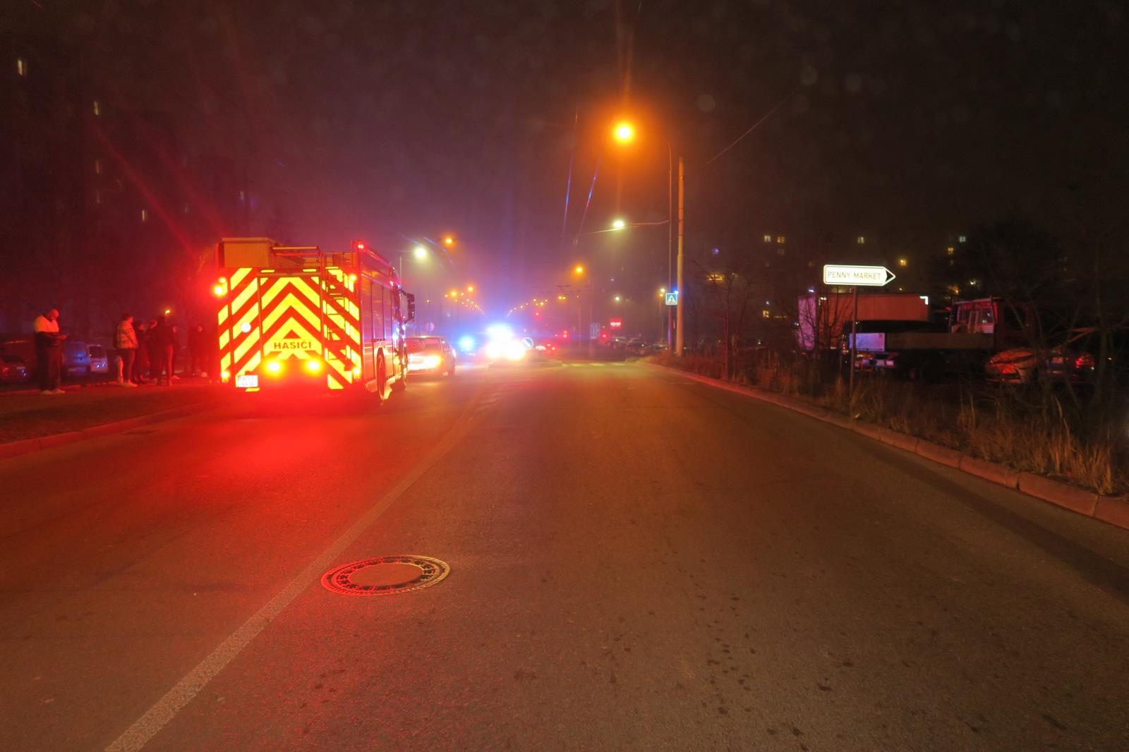 Mercedes srazil chodkyni v Budějovicích, žena zemřela