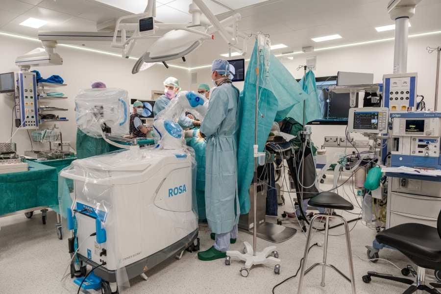 Nemocnice České Budějovice provádí oboustranné náhrady kloubů s pomocí robotické asistence