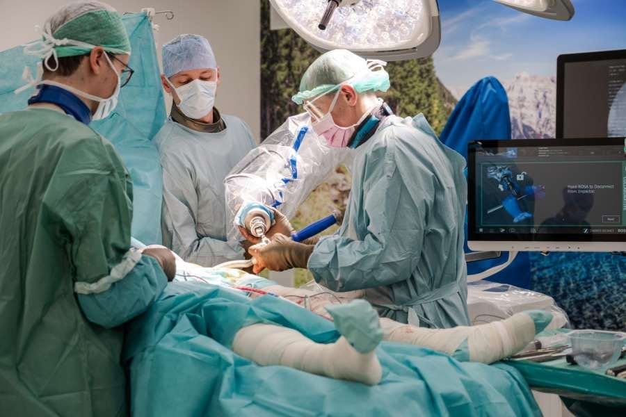 Roboticky asistované náhrady kyčle nově i v Českých Budějovicích