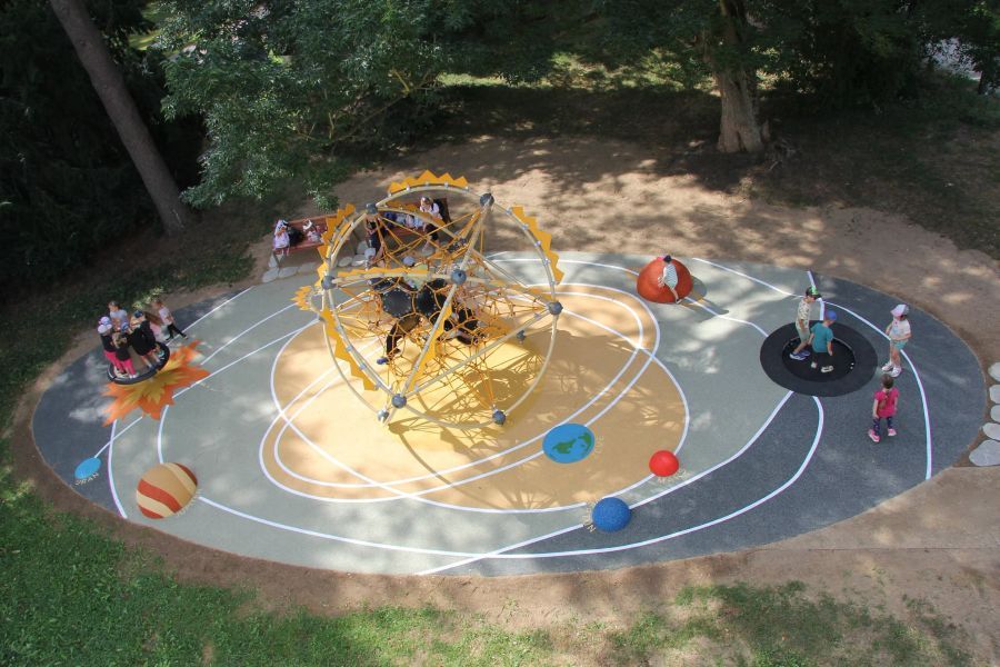 obrázek: V Háječku otevřeli planetární hřiště. Děti čekají planety, černá díra i trampolína