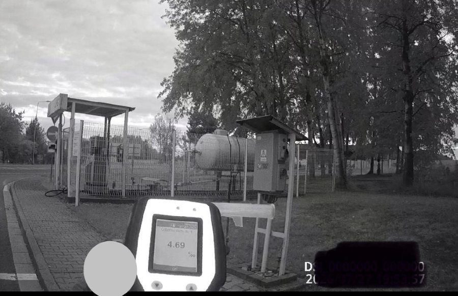 V Lišově policisté řešili řidiče s téměř pěti promile alkoholu. Po pádu na čerpací stanici zasahovali záchranáři