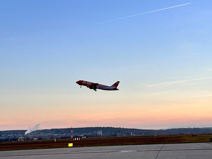 Zásoby leteckého paliva řeší celá Evropa, budějovické letiště hlásí stabilní provoz