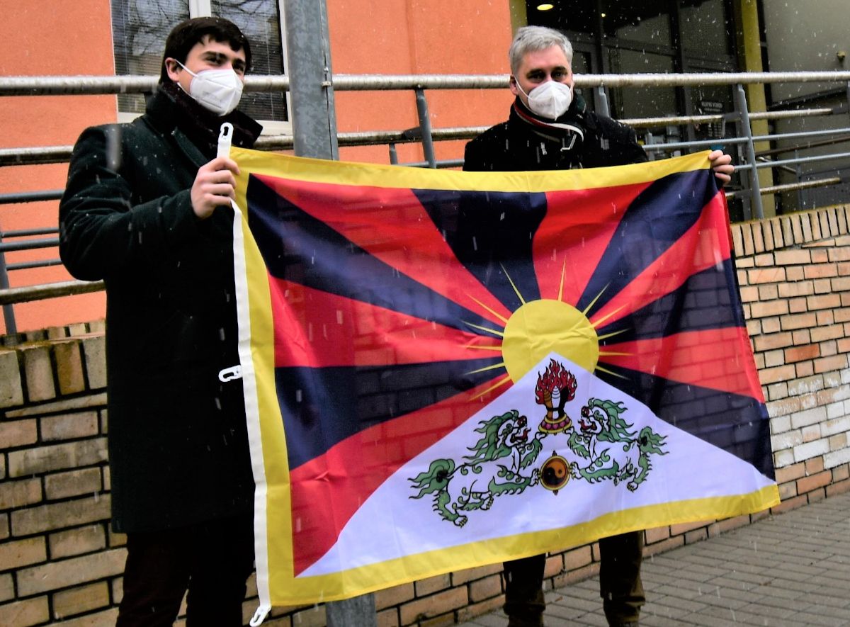 obrázek: Náměstci Talíř a Klíma vyvěsili před budovou Krajského úřadu Jihočeského kraje tibetskou vlajku