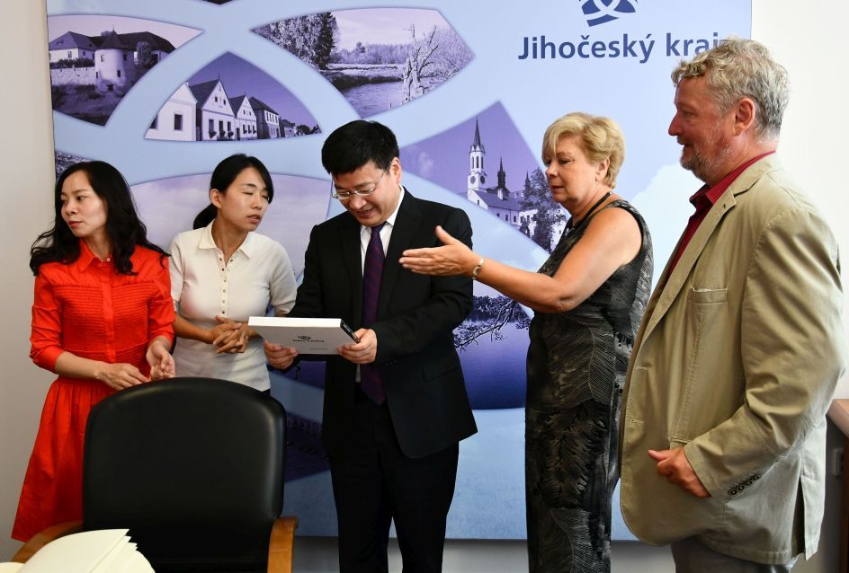 obrázek: Hejtmanka Stráská přivítala na kraji delegaci z čínského města Donghai a vyslechla si zajímavou nabídku